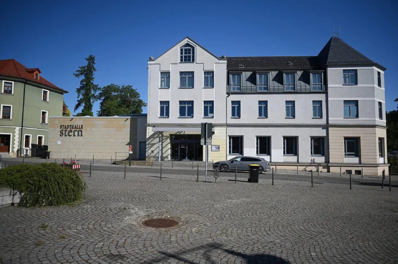 In Riesa befindet sich auch der Verlag der "Deutsche Stimme" (DS)- welcher für das gleichnamige NPD-Presseorgan "Deutsche Stimme" verantwortlich zeichnet und über entsprechende Räumlichkeiten in Riesa verfügt. Jährlich finden hier, nahezu abseits der öffentlichen Wahrnehmung, entsprechende Großveranstaltungen der NPD statt. Die Anzahl an erwarteten Teilnehmenden konnte das Verlagsgebäude jedoch nicht aufnehmen - so entschied sich die Parteiführung in die örtliche Stadthalle auszuweichen.