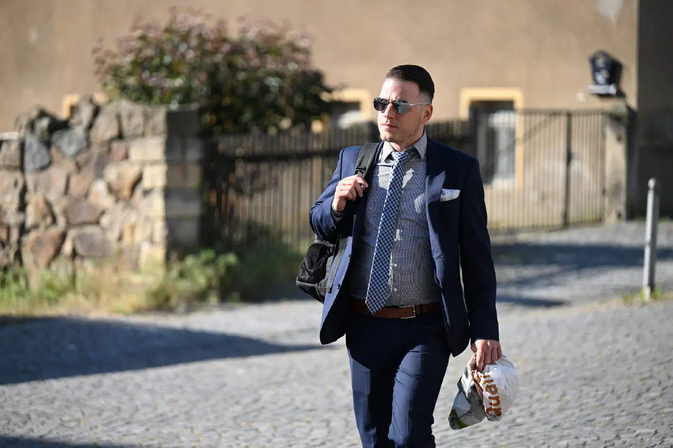Florian Stein, ehemaliger "parlamentarischer Assistent" des NPD-Europaabgeordneten Udo Voigt während der Anreise in Riesa. Stein gehörte ebenfalls in der Vergangenheit dem Bundesvorstand der NPD an - und war dort in der Vergangenheit für die Ausgestaltung der "Europapolitik" verantwortlich. 