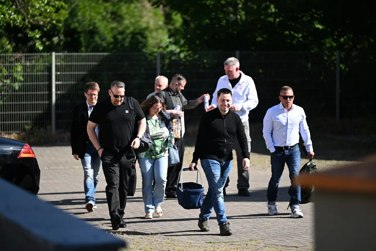 Zu der Reisegruppe gehörte auch der Neonazi Markus Walter (Bildmitte). Walter agierte in den vergangenen Jahren vor allem in den Strukturen der neonazistsichen Splitterpartei "Die Rechte". Anfang des Jahres löste Walter, nach vorherigen Absprachen, in die auch der Kreisverband von "Die Rechte Dortmund" eingebunden war, den Kreisverband Rhein-Erft der Partei auf. Die absetzbewegungen von Markus Walter und Mitgliedern des Kreisverbands Dortmund führten zum nahezu vollständigen Zusammenbruch der Partei "Die Rechte", die nun um den Erhalt ihres Parteienstatus bangen muss.