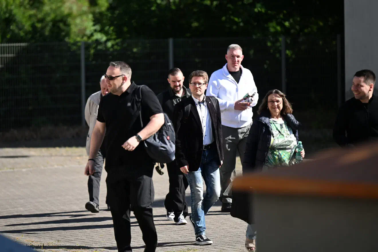 Zu der Reisegruppe gehörte auch der im NPD-Bundesvorstand für Rechtsfragen zuständige Peter Richter (Bildmitte). Der Jurist war Prozessbevollmächtigter der Bundespartei im zweiten NPD-Verbotsverfahren.