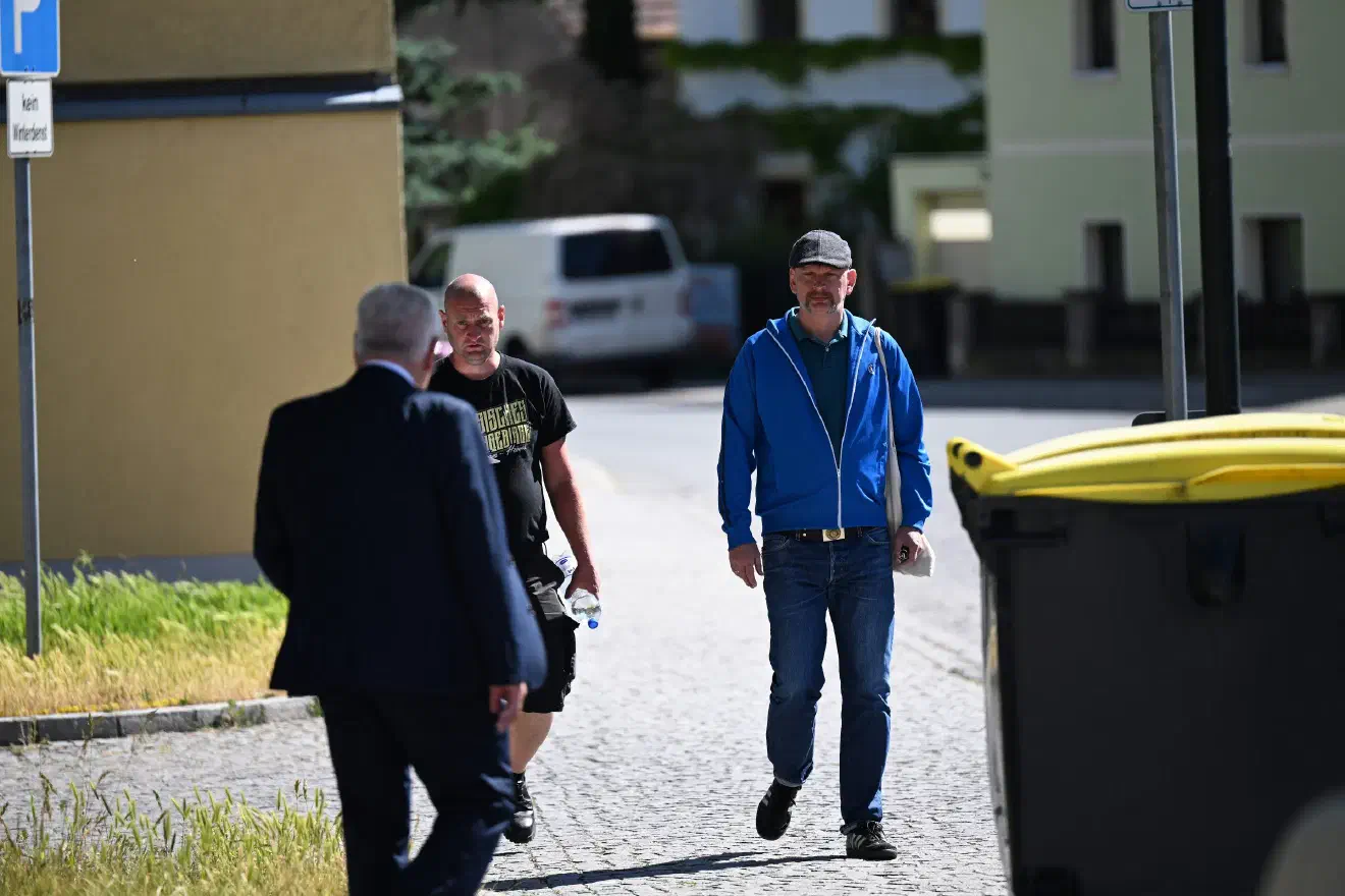 Ebenfalls in Riesa zugegen war Thomas Sattelberg (rechts). Sattelberg galt einst als Führungsfigur der verbotenen Neonazigruppierung "Skinheads Sächsische Schweiz" (SSS). Deren Mitglieder sammelten Informationen über politische Feinde, überfielen Andersdenkende oder terrorisierten sie mit Drohanrufen. Bei Hausdurchsuchungen fand die Polizei immer wieder Sprengstoff, Waffenteile und Pistolen. Inzwischen ist Sattelberg Mitglied der NPD in Sachsen.