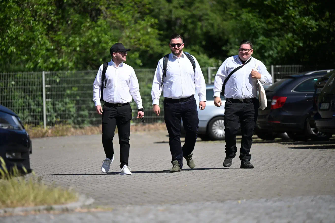 Auch der Bundesvorsitzende der NPD-Jugendorganisation "Junge Nationalisten" (JN), Sebastian Weigler (Bildmitte) war in Riesa zugegen. Ebenso wie der JN-Aktivist Stefan Trautmann (rechts im Bild) 