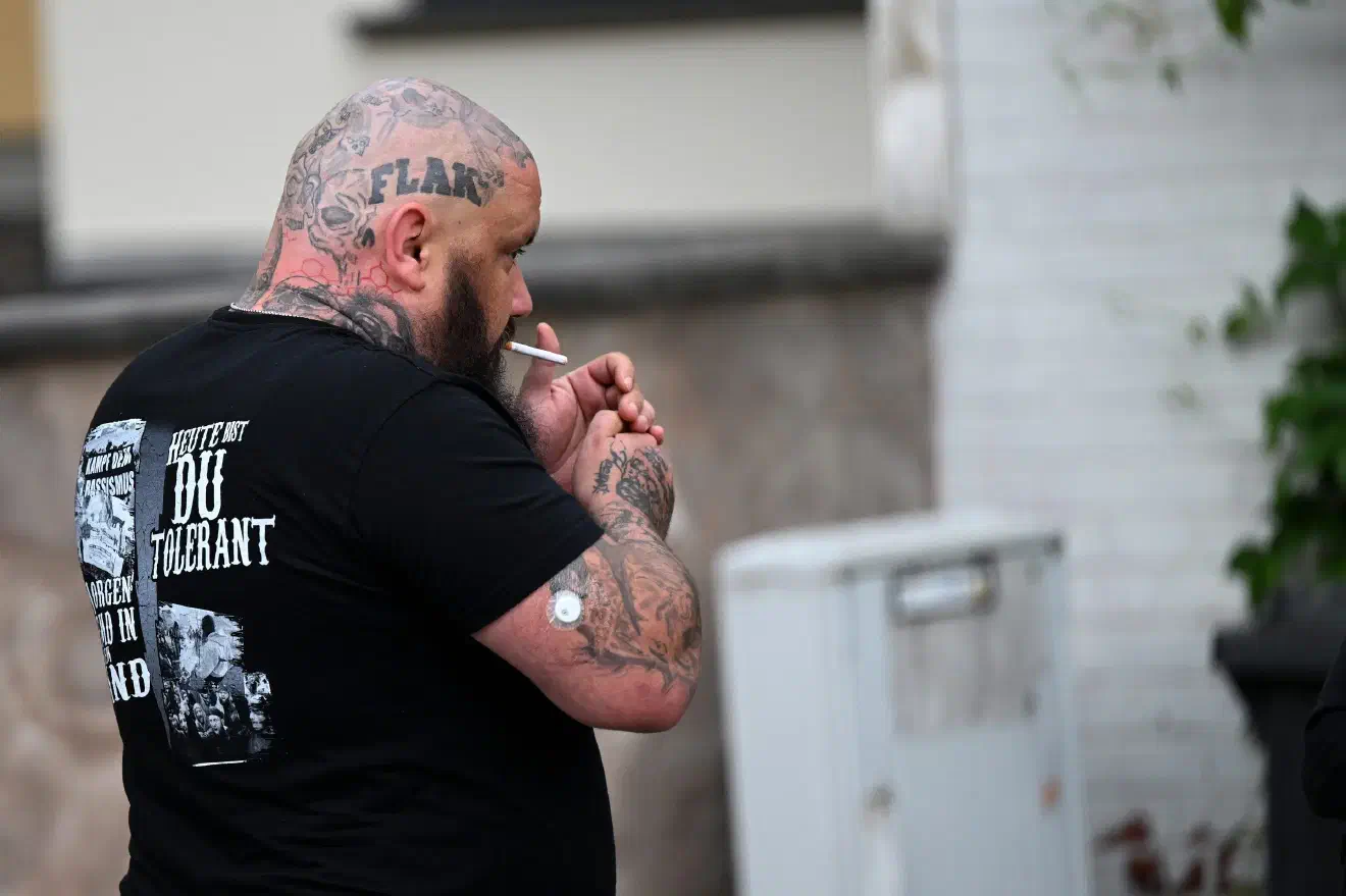 Für den vergangenen Freitag war der Auftritt von "Phil von FLAK" angekündigt. Dabei handelt es sich um den Sänger der Rechtsrockband FLAK aus Nordrhein-Westfalen, welcher  seit mehreren Jahren auch unter dem Namen „Phil“ als Liedermacher in Erscheinung tritt.