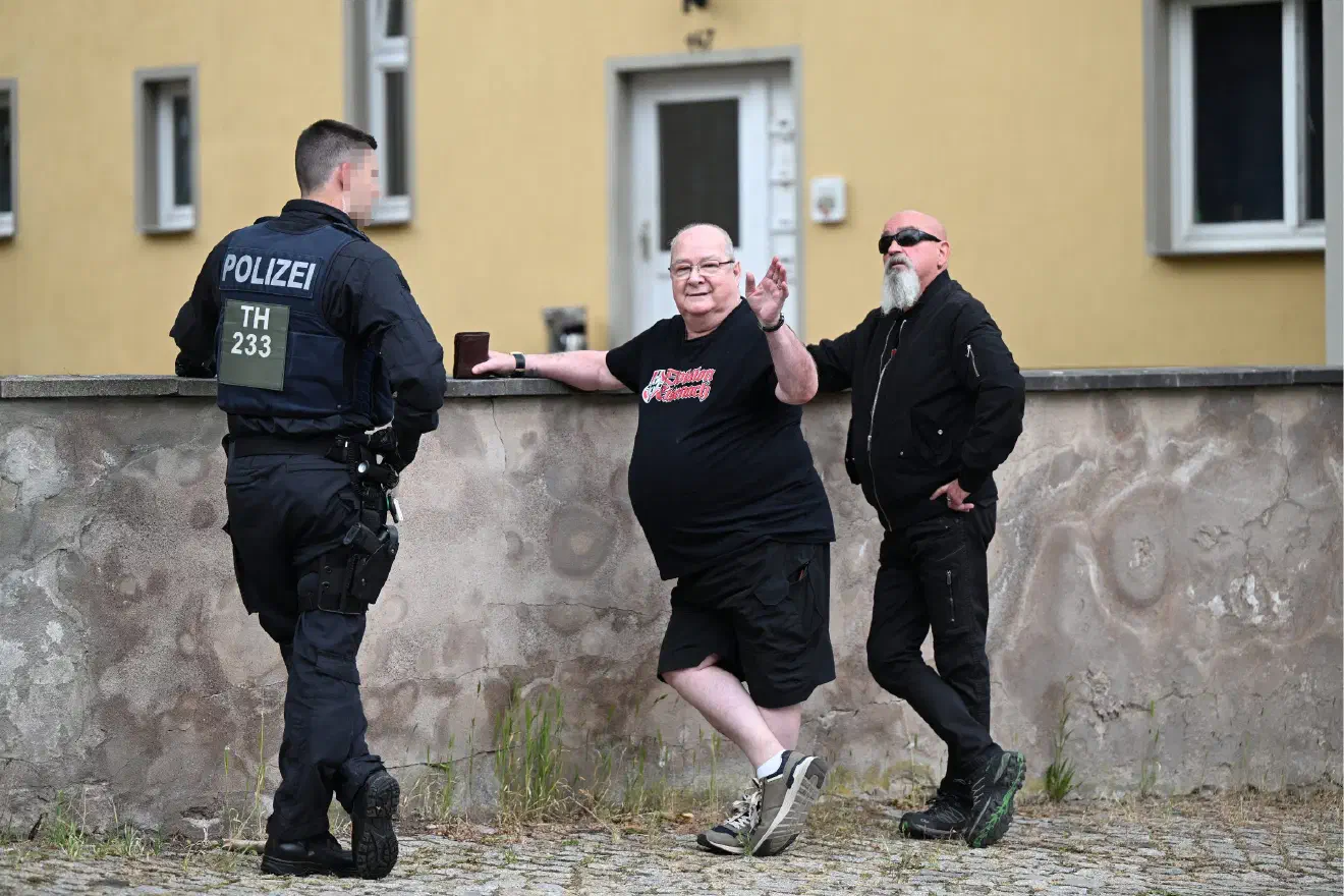 Die VEranstaltung wurde von einem massiven Polizeiaufgebot begleitet. Anreisende Teilnehmende wurden kontrolliert. Die Landesgeschäftsstelle der NPD, das "Flieder Volkshaus", wurde im vergangenen Jahr von der Polizei als gefährlicher Ort eingestuft. Diese Einstufung als «kriminogener Ort» - so die Bezeichnung durch die Polizei - erlaubt der Polizei Personenkontrollen ohne weiteren Anlass. Grundlage dafür ist das Polizeiaufgabengesetz.