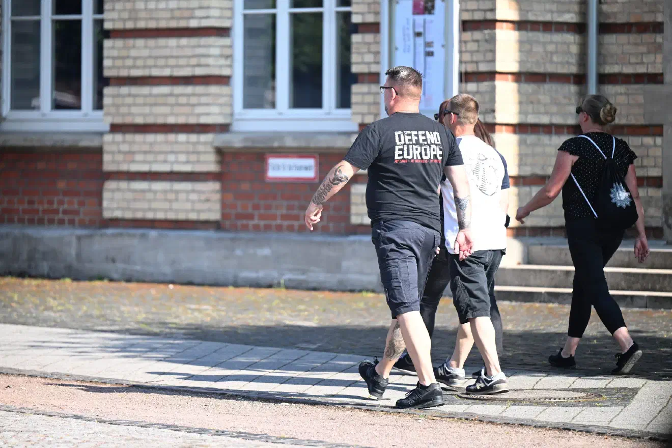 Im Gegensatz zu den rund 100 Neonazis erschien die Polizei am vergangenen Samstag recht spät am Ort des Geschehens - und dies obwohl das "Flieder Volkshaus" von den Behörden im vergangenen Jahr zum Gefahrengebiet erklärt wurde. Kurzum: die Polizei hatte den Zeitpunkt des Einlaß zum Konzert falsch notiert und war von einem Beginn rund eine Stunde später ausgegangen. Getreu dem Motto "Wer zu spät kommt, den bestraft das Leben" verpasste die Polizei damit einen Großteil der Anreise - und registrierte damit jede Menge Straftaten nicht... 