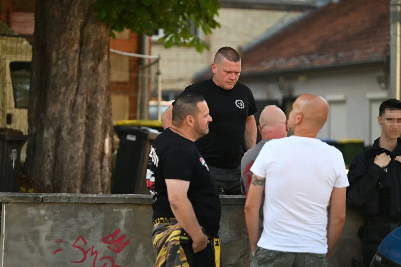 Zu Beginn der Veranstaltung war die Polizei mit insgesamt sechs Einsatzkräften vor Ort vertreten, welche die Personenkontrollen durchführten sollten. Angesichts der großen Anzahl an Teilnehmenden und zwei unterschiedlicher Kontrollpunkte gelang es einigen Neonazis, mit den Worten, man sei bereits überprüft worden, die Kontrollen zu umgehen.