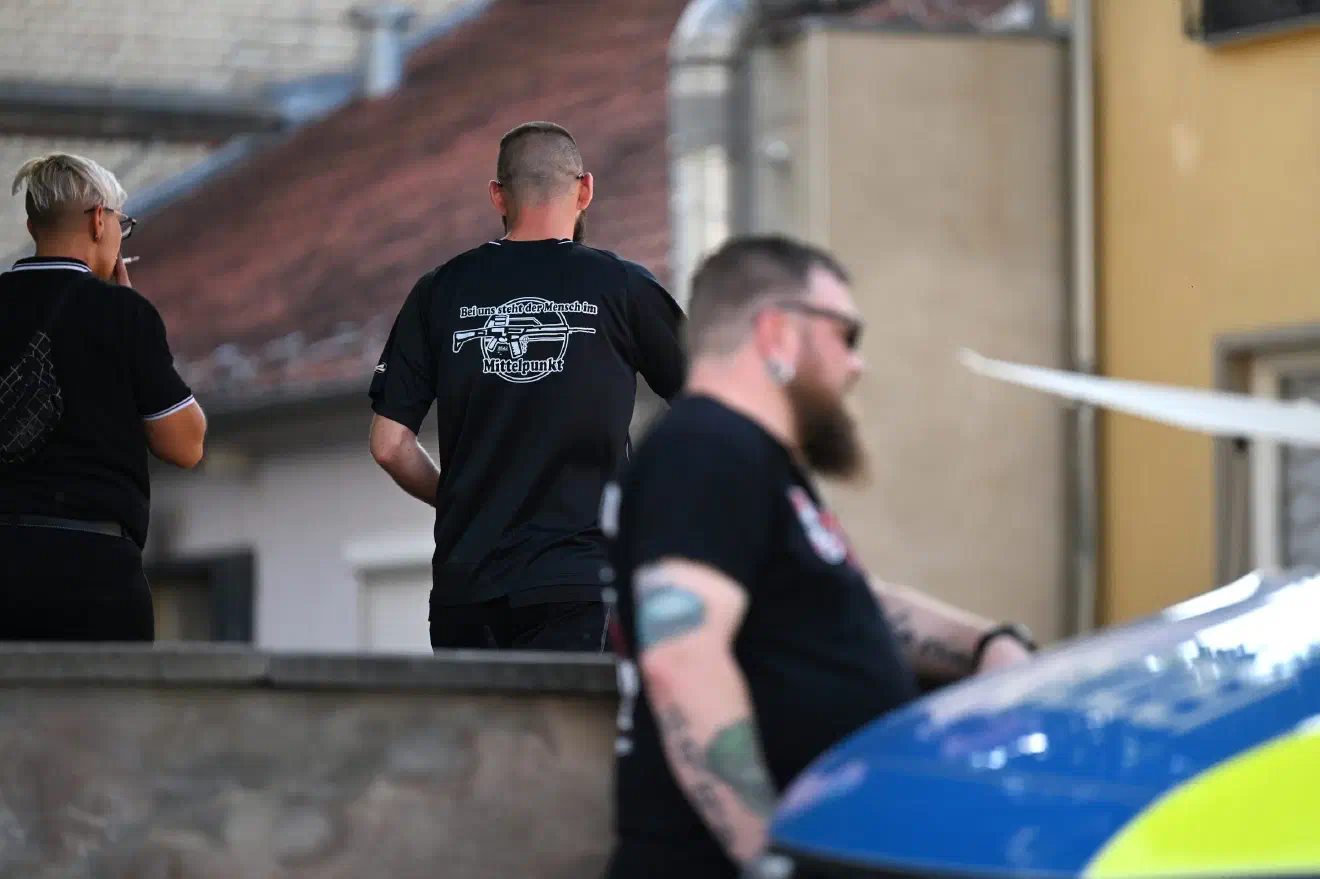 Gewaltphantasien der anreisenden Teilnehmenden waren an diesem Abend keine Seltenheit. Mehrfach wurden anwesende Journalist*innen bedroht und beleidigt. Auch Anwohner beschimpften die Journalist*innen als Terroristen die ihre "gerechte Strafe" noch bekommen werden. 
