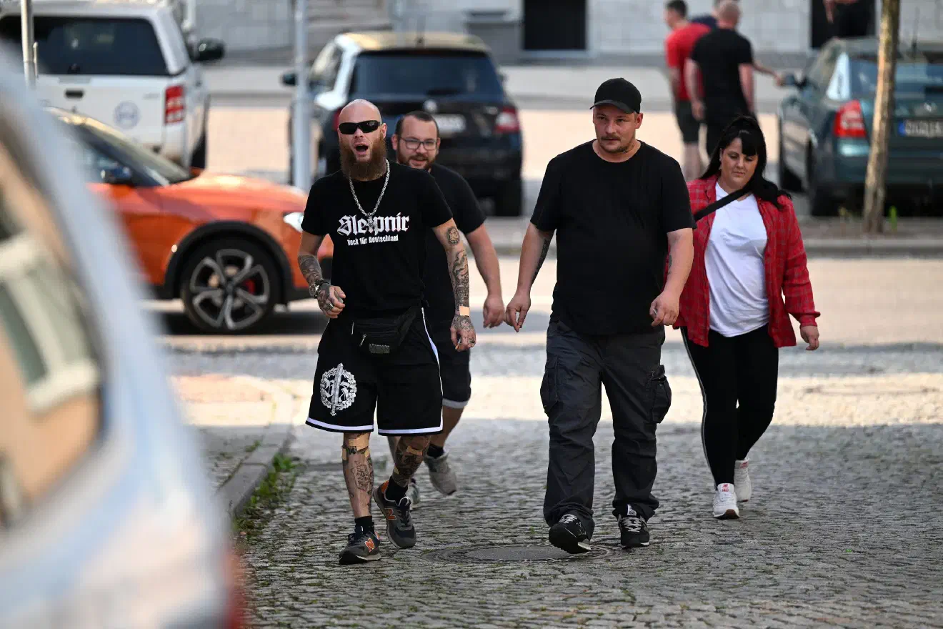 Neonazis die anwesende Journalist*innen massiv mit Gewalt bedrohten und versuchten diese einzuschüchtern um sie letztlich von der Arbeit abzuhalten, konnten ohne Ansprache der Polizei ungestört agieren und wüste Morddrohungen ausstoßen.   