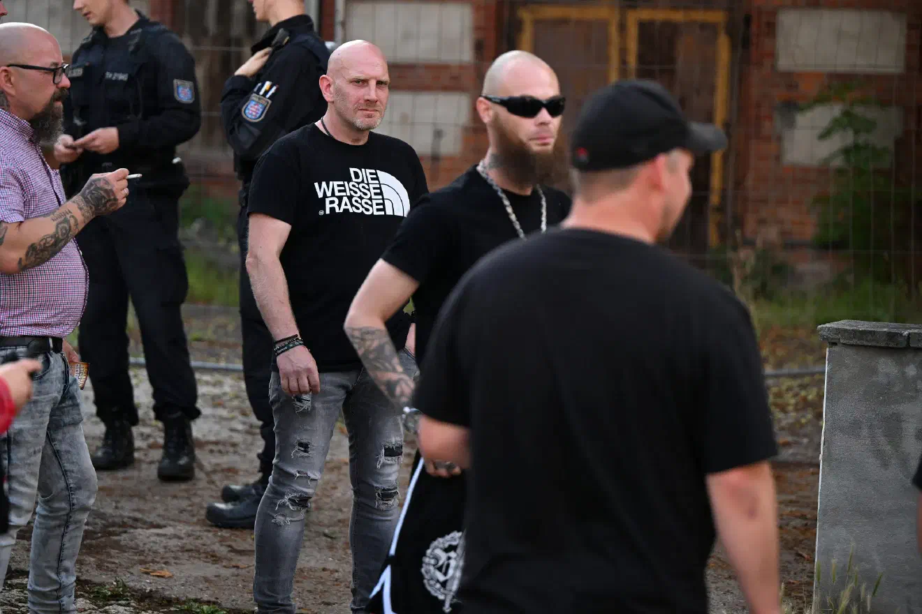 Auch das Werben für rassistische Ideologie stellte am vergangenen Wochenende in Eisenach kein Problem dar - viel eher stand das vergangene Wochenende für den Normalzustand im Rechtsrockland Thüringen. Auch das Kürzel NS. welches auf die weltanschaulichen Wurzeln verweist - eben jene des Nationalsozialismus - und sich ebenfalls auf dem Shirt befand, erzeugte bei den eingesetzten Polizeibeamten kein Stirnrunzeln.