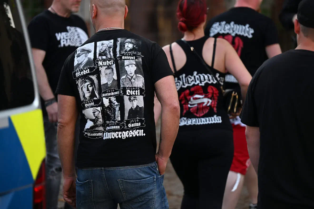 Angesichts der zahlreichen Bezüge zum Nationalsozialismus fiel das Werben für nationalsozialistische Kriegsverbrecher, die für zahlreiche Greultaten an der Zivilbevölkerung im 2. Weltkrieg verantwortlich waren, auch nicht weiter ins Gewicht.