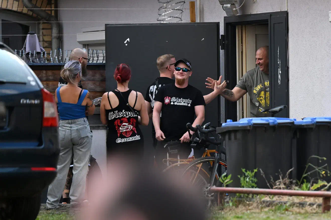 Die Tätowierung im Handbereich (Nummer 51) verweist auf die Neonazi-Gruppierung "Knockout 51" aus Eisenach. Im Mai 2023 klagte der Generalbundesanwalt beim Bundesgerichtshof mutmaßliche Mitglieder von Knockout 51 u. a. wegen hinreichendem Tatverdacht der Mitgliedschaft in einer und Gründung einer kriminellen und terroristischen Vereinigung an. Das Werben für die Gruppierung war zumindest im "Flieder Volkshaus" am vergangenen Wochenende kein Problem - nutze die Gruppierung doch auch in der Vergangenheit die Räumlichkeiten für Treffen.
