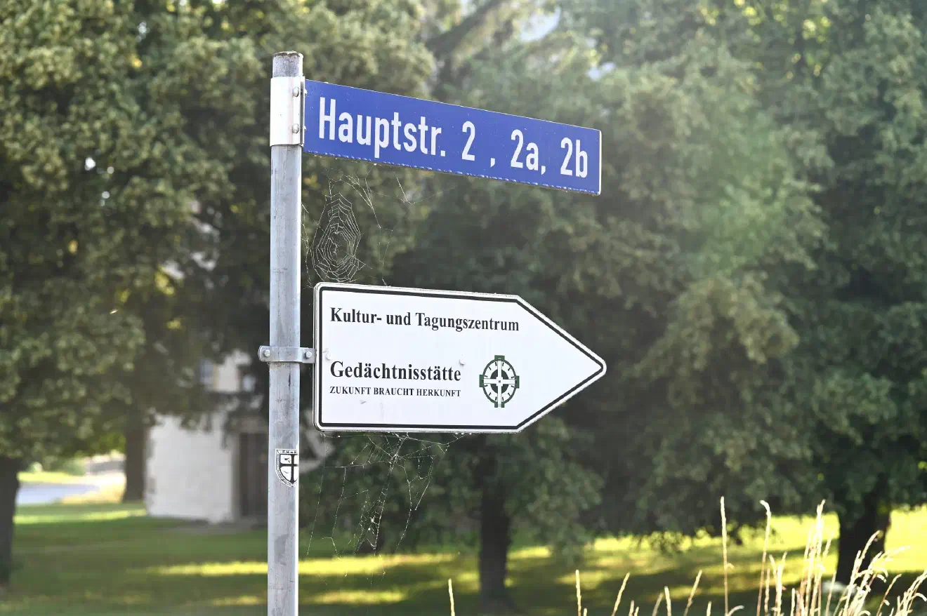 Am 01. Juli 2023 fand im thüringischen Guthmannshausen eine als Seminar deklarierte Schulungsveranstalung der Neonazi-Szene statt. Der Veranstaltungsort war nicht zufällig gewählt, die "Gedächtnisstätte Guthmannshausen" ist ein bundesweit genutzter Veranstaltungsort für Geschichtsrevisionist:innen, Holocaustleugner:innen, weltanschaulich gefestigte Nationalsozialist:innen - und solche, die es werden wollen.