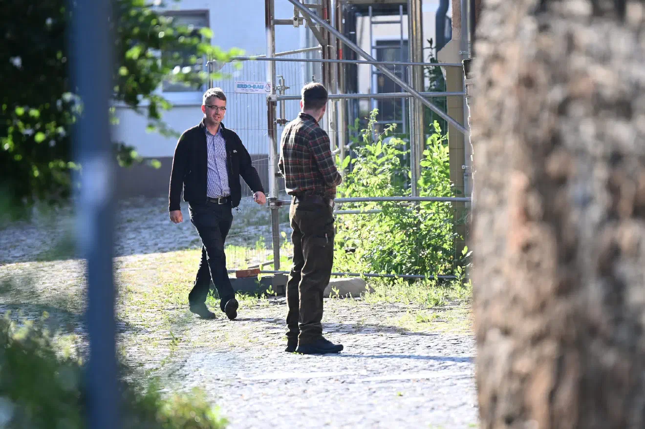 So zum Beispiel Steffen Nickel (links im Bild). Nickel bewegte sich in der Vergangenheit ebenfalls in den Strukturen der NPD-Jugend und kann auf Erfahrung im Vertrieb einschlägiger Schriften zurückblicken. So betrieb er einen Buchhandel, der Bücher über "Rassenkunde des jüdischen Volkes" oder "Mein Kampf" von Adolf Hitler vertrieb. Auch war er verantwortlich für das JN-Regionalblättchen "Jugend-Wacht". Nickel wechselte zwar die Organisation, aber nicht seine politischen Inhalte. Diese betreibt er nun mit anderen unter dem Label "Metapol".