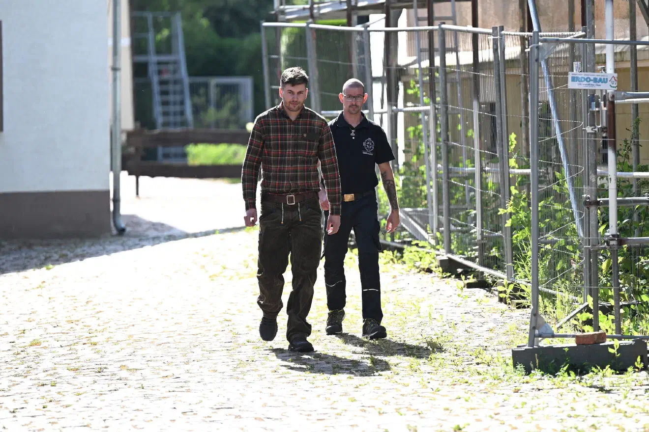 Unterstützt wurden die Strukturen rund um Metapol von Neonazis, die sich derzeit um den Erhalt und Ausbau der "Gedächtnisstätte" kümmern. Dass auch diese sich ideologisch nicht weit entfernt vom weltanschaulichen Fundament von Metapol befinden, war leicht erkennbar.