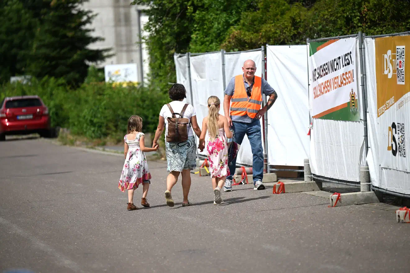 An der Veranstaltung nahmen auch in diesem Jahr dutzende Neonazis und deren Unterstützer*innen teil - darunter auch Mitglieder der sogenannten "Freien Sachsen". Etliche Familien reisten zu der Veranstaltung - inklusive ihrer Kinder.