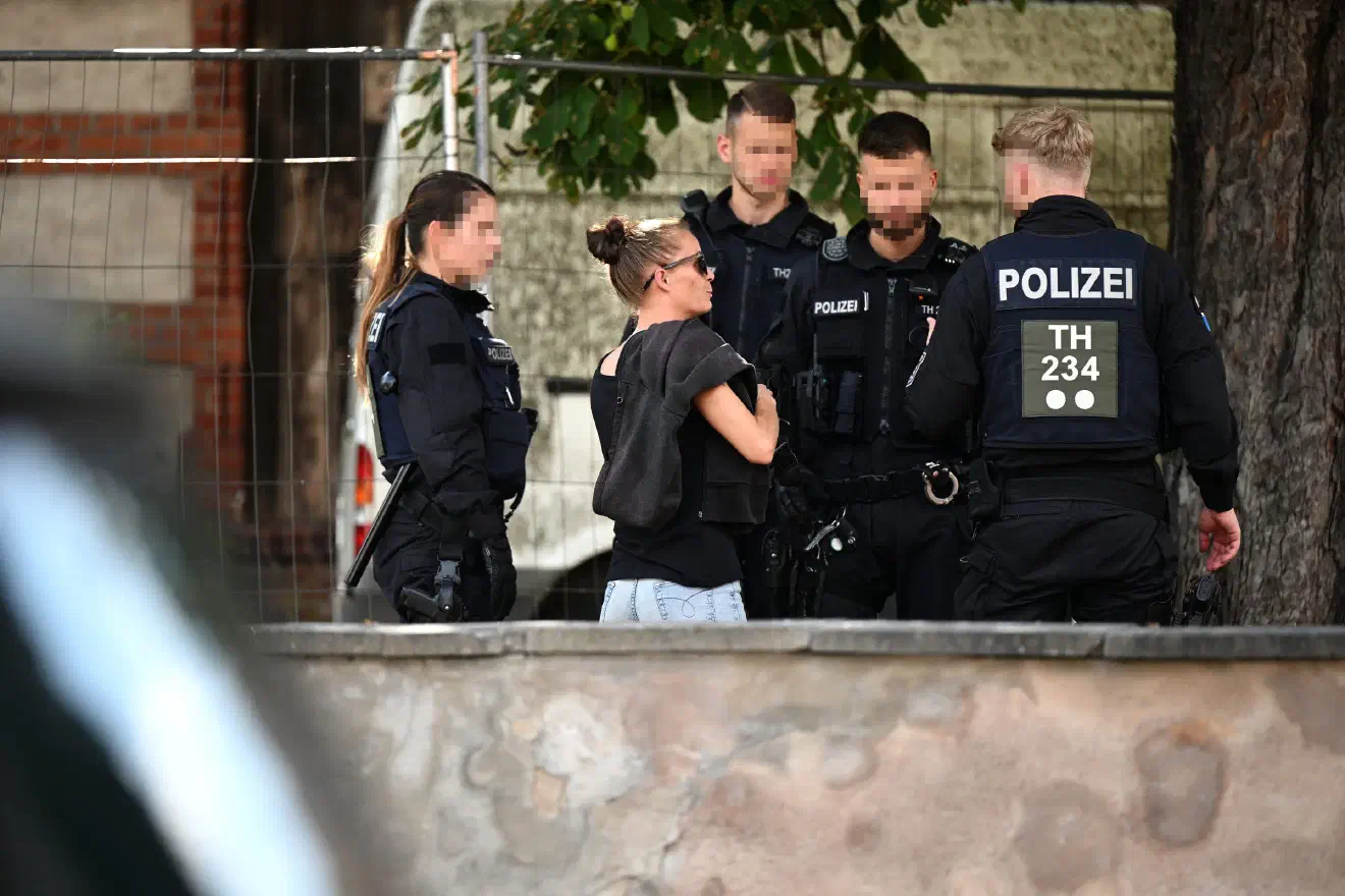 Die Polizei war mit einem massiven Aufgebot vor Ort. Bereits drei Stunden vor dem eigentlichen Konzertbeginn positionierten sich Einsatzkräfte der Polizei vor dem Veranstaltungsgebäude und kontrollierten anreisende Konzertbesucher*innen. 