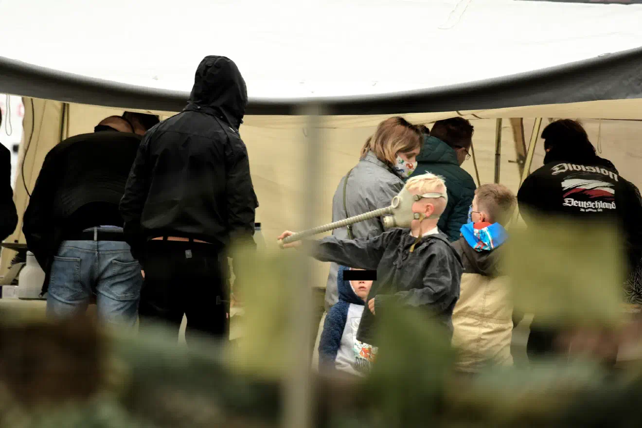 Die Kinder solcher Eltern werden nicht nur bei Wanderungen einer neonazistischen Ideologie unterworfen. Die Szene führt eine ganze Reihe von entsprechenden Veranstaltungen, Feiern und Festen durch. Hier beispielsweise das sogenannte Ernte-Dank-Fest im Jahr 2020 im niedersächsischen Eschede.