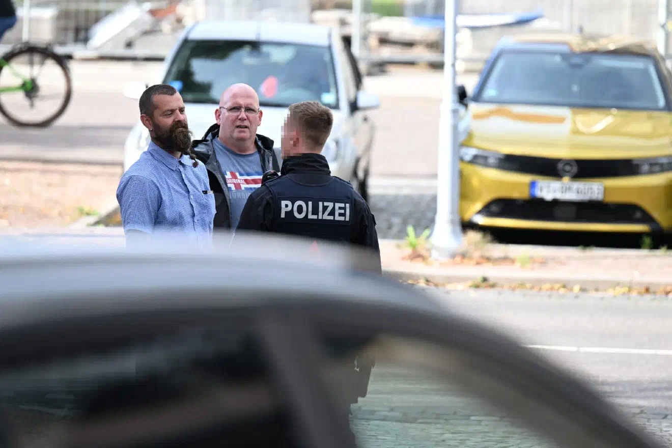 Die Polizei sprach im Verlauf des frühen Abends auch einen Platzverweis gegen einen der hier anreisenden Neonazis aus. Dieser hatte eine Odalruhne auf den Unterarm tätowiert. Bei dessen Begleiter handelte es indes sich um keinen gänzlich Unbekannten, sondern um den Neonazi Stanley Röske, der dem Führungszirkel des 2021 verbotenen Netzwerks von Blood & Honour / Combat 18 zugerechnet wurde.