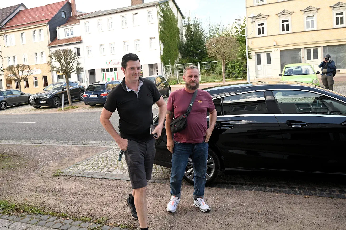 Bereits Stunden vor dem eigentlichen Veranstaltungsbeginn erschien mit Patrick Weber (links im Bild) einer der mutmaßlichen Mitveranstaler des Rechtsrock-Konzerts. Weber, der unter anderen für die Neonazi-Partei "Die Heimat" die Aufgabe des Schatzmeisters im Landesverband Thüringen übernimmt, gilt als bestens vernetzt mit der Rechtsrock-Szene. Ein Umstand der nicht verwundert: ist doch der Verkauf von Rechtsrock-Musik eines der Geschäftszweige von Patrick Weber.  