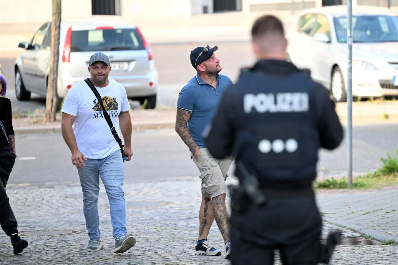 Zu der ersten Reisegruppe am Ort des Geschehens gehörte auch Christian Klar (links im Bild) aus Gera. Dieser gehört zu den Organisator*innen der selbsternannten Bürgerinitiative "Miteinanderstadt Gera". Zuletzt gehörte er zu den Gründungsmitgliedern der Vereinsorganisation "Aufbruch Gera" - einer Gruppierung in der sich vor allem unzufriedene und ehemalige Mitglieder der AfD sammeln. 
