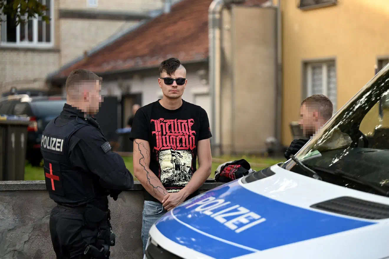 Ein offener Bezug zur Hitler-Jugend, wie auf diesem Shirt der Rechtsrock-Band "Heilige Jugend" stellte aus Sicht der Sicherheitsbehörden kein Problem dar. Ein Bezug zum Nationalsozialismus könne nicht festgestellt werden, hieß es.