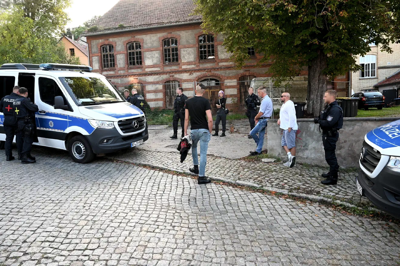 Die Personenkontrollen hielten bis zum Beginn der Veranstaltung an. Nachdem das Rechtsrock-Konzert begonnen hatte, zog auch ein Großteil der eingesetzen Polizeikräfte, wie bereits bei vorangegangenen Veranstaltungen im "Flieder Volkshaus" aus der direkten Umgebung ab. Auch dies scheinbar ein "völlig normaler" Vorgang bei Rechtsrock-Konzerten in Eisenach. 