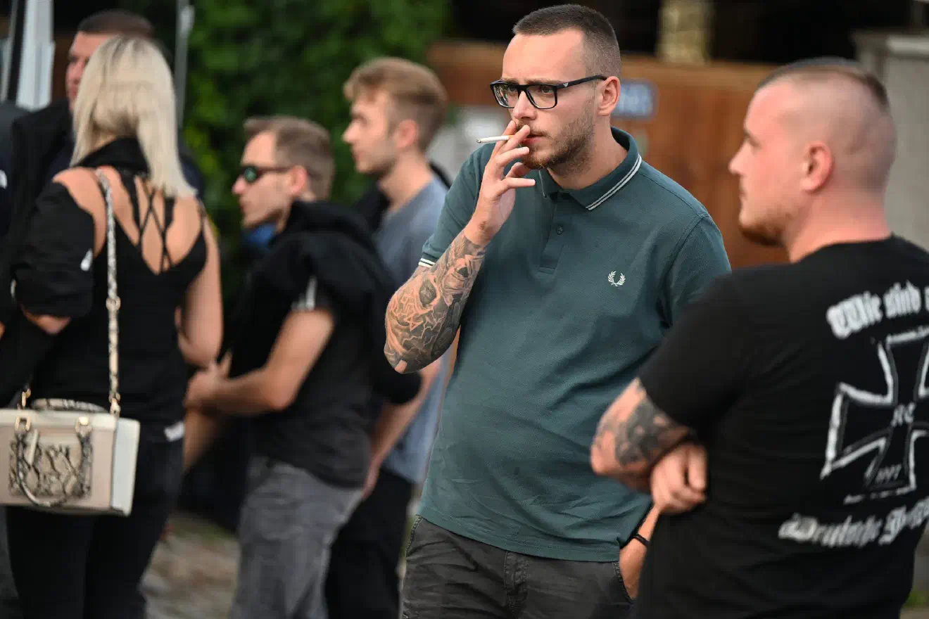 Etliche Teilnehmende traten mit strafrechtlich relevanten Erkennungszeichen in Erscheinung. Viele davon in Form von Tätowierungen. Auch hier wurde nur ein Bruchteil der neonazistischen Symbolwelt durch die Einsatzkräfte der Polizei erkannt. So konnte während der eigentlichen Veranstaltung offen neonazistische Erkennungszeichen zur Schau gestellt werden. Auf eine Kontrolle im Inneren der Räumlichkeiten wurde im Verlauf der Konzert-Veranstaltung verzichtet.