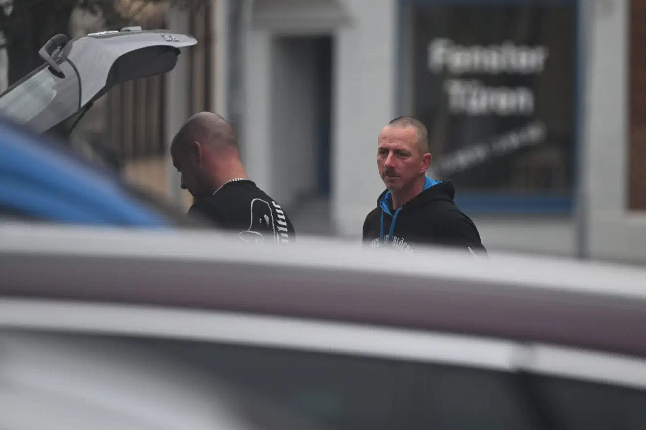 Ursprünglich sollte das Konzert um 20 Uhr beginnen, das Ganze verzögerte sich allerdings. So kam es, dass die Personenkontrollen der Polizei bereits vor dem eigentlichen Beginn der Veranstaltung eingestellt wurden. Sehr zur Freude der Neonazis, die daraufhin in nicht unerheblicher Anzahl unerkannt in die Räumlichkeiten gelangen konnten - eine wirkliche Kontrolle fand ohnehin nicht statt.