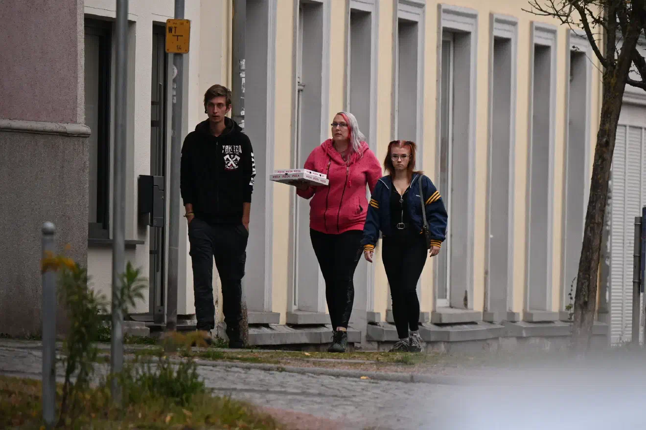 Die Veranstaltung reiht sich damit in die nunmehr fast monatlich stattfindenden Rechtsrock-Konzerte in Eisenach ein. Angesichts dieser Normalisierung bleibt es unverständlich, warum die Vertreter*innen der Stadt Eisenach, insbesondere Vertreter:innen von Parteien und Stadtrat sowie die mediale Öffentlichkeit in lähmendes Desinteresse verfallen. Einzig dezidiert antifaschistische Gruppen und Einzelpersonen, stehen trotz begrenzter Ressourcen und permanenter Bedrohungslagen der Raumaneignungsstrategie der Neonazis in Eisenach entgegen. Angesichts der derzeitigen Strategie von Polizei und Innenministerium, die auf Duldung der Rechtsrock-Konzerte setzt, ist jeglicher Gegenprotest aber mit einem hohen persönlichen Risiko verbunden.      