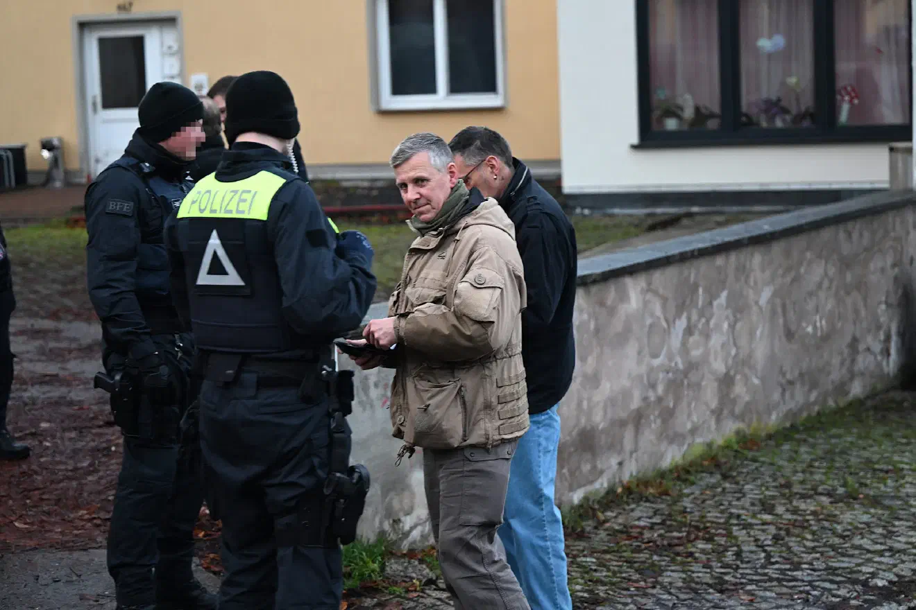 Den musikalischen Teil der Veranstaltung steuerte der 'Liedermacher' und langjährige Neonazi Frank Rennicke bei. Rennicke tritt seit Jahrzehnten bei einschlägigen Veranstaltungen in Erscheinung - insbesondere im Umfeld der NPD welche sich zuletzt in 'Die Heimat' umbenannte. Für diese kandidierte Rennicke in der Vergangenheit für das Amt als Bundespräsident.