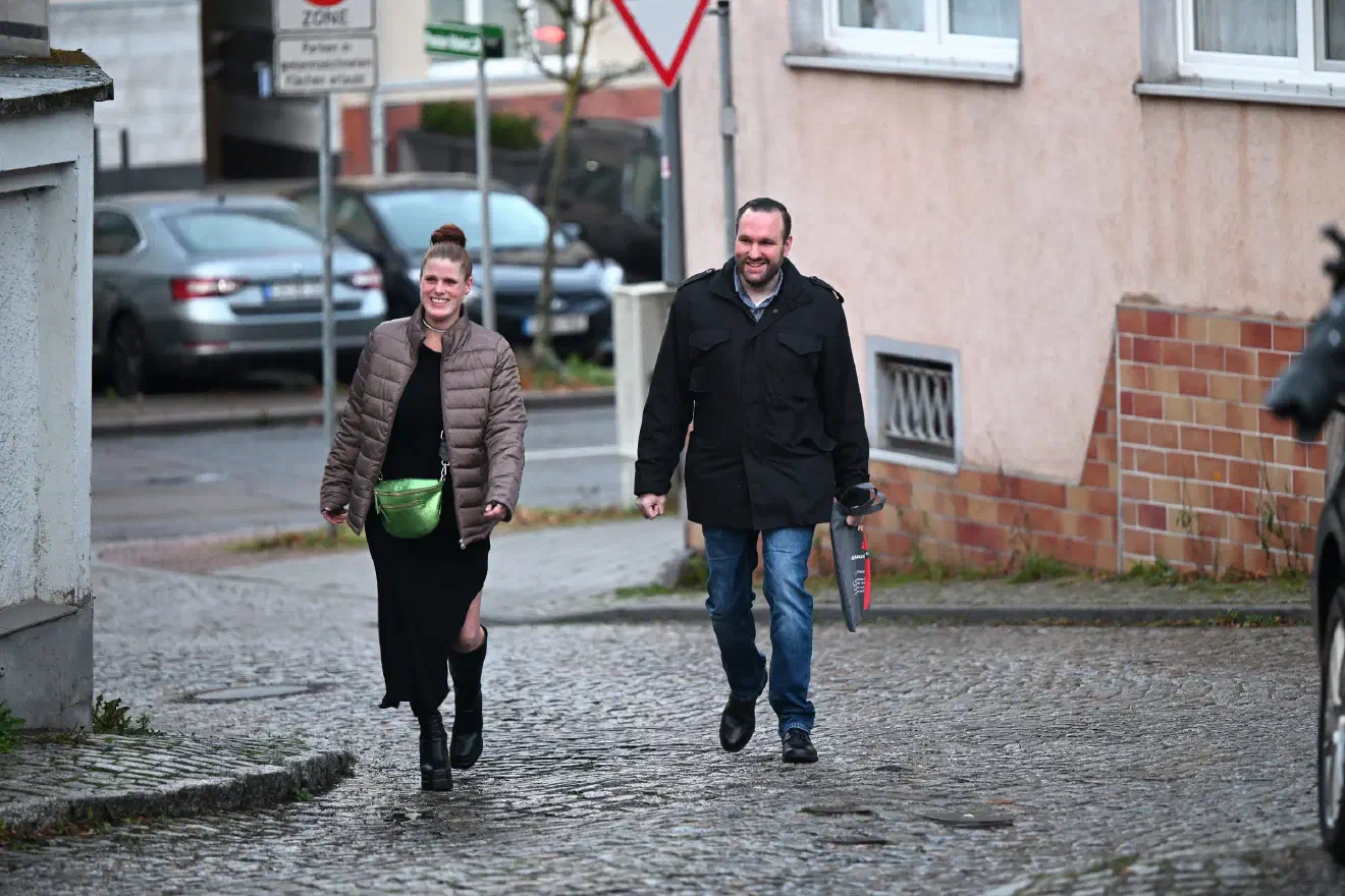 Der Neonazi Sascha Krolzig aus Dortmund war ebenfalls am vergangenen Wochenende in Eisenach zugegegen. Dieser hielt dort einen Vortrag. Krolzig ist Herausgeber der Neonazi-Publikation 'Nationaler Sozialismus Heute' und betreibt den sogenannten 'Sturmzeichen-Verlag'. Zuletzt musste Krolzig für seine diesbezüglichen Tätigkeiten in der Szene um Geld bitten, Gerichtskosten von mehreren tausend Euro aufgrund von Gerichtskosten zu Buche. Wie es aus der Szene heißt ist die bisherige Resonanz und Unterstützung allerdings mehr als überschaubar.