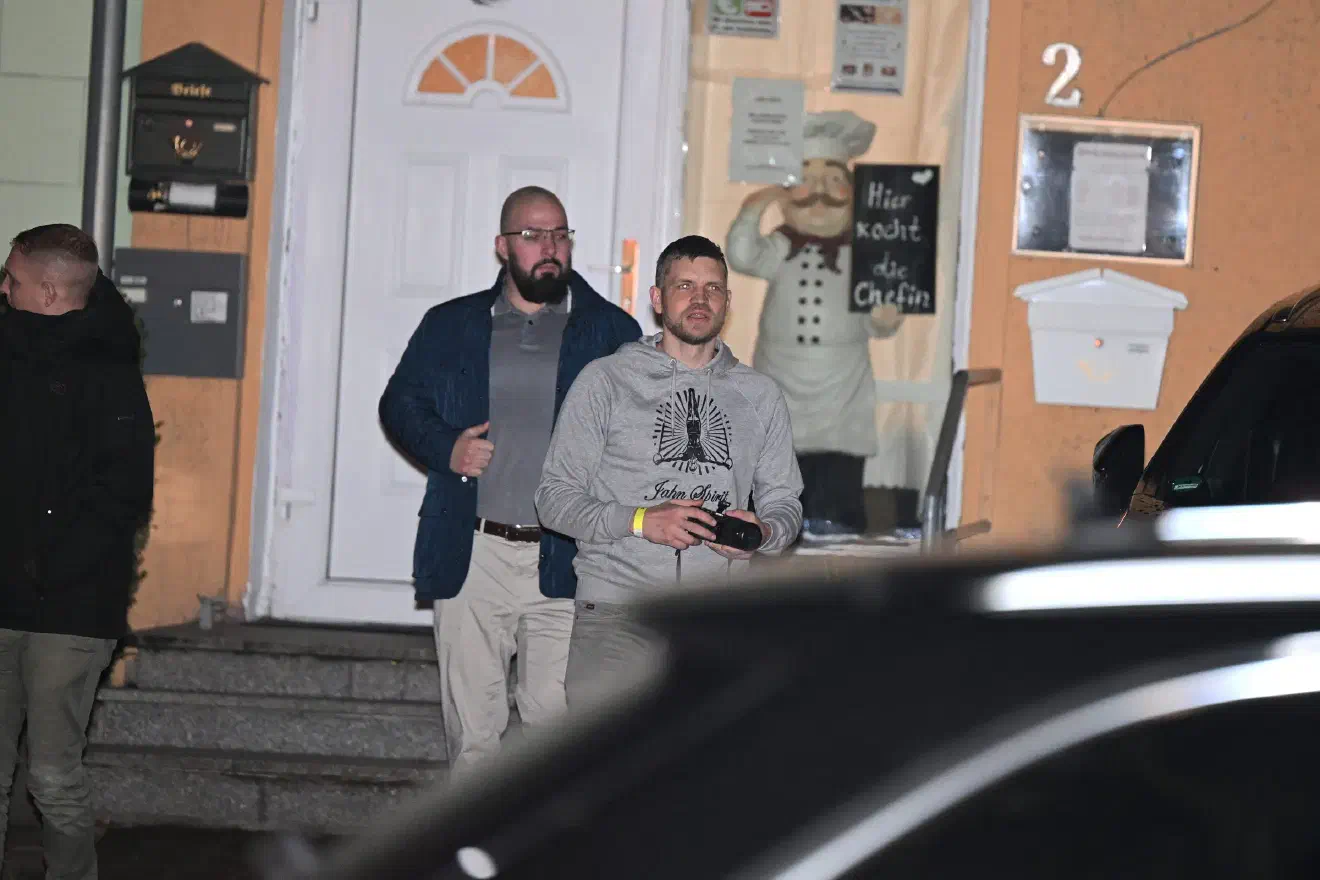 Neben Parteimitgliedern aus den Strukturen der AfD/JA zog die Veranstaltung auch organisierte Neonazis aus der Region Berlin/Brandenburg an. Berührungsängste zu organisierten Neonazis schien die AfD-Jugendorganisation an dem Abend nicht zu besitzen. Im Gegenteil, alle wurden herzlich durch die brandenburgische JA-Landesvorsitzende Anna Leisten im Türbereich begrüßt. 