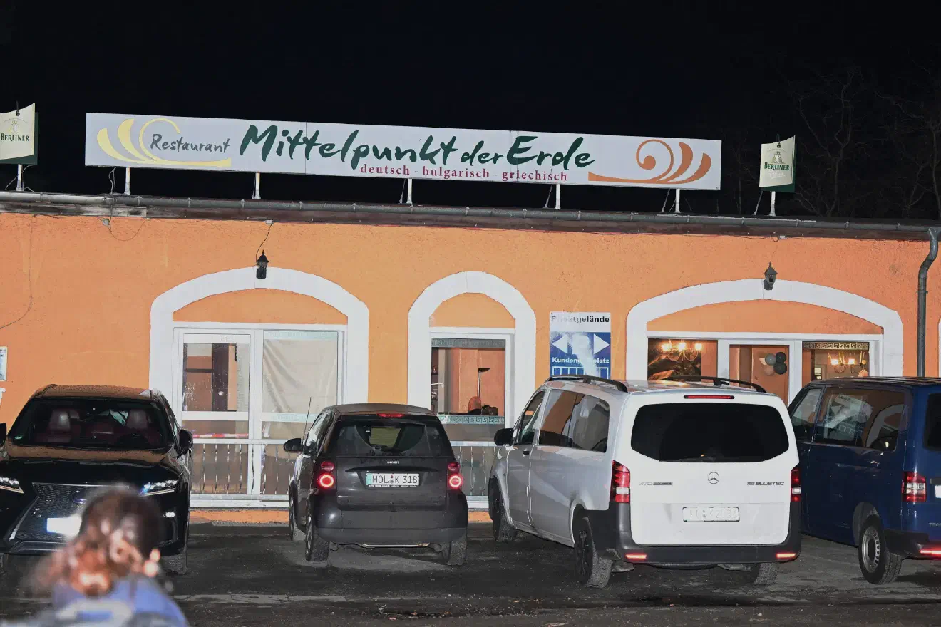 Der Veranstaltungsort wurde im Vorfeld geheim gehalten. Letztlich fand die Veranstaltung im AfD-Treffpunkt "Mittelpunkt der Erde" in Hönow an der Landesgrenze zu Berlin statt - kein Zufall, hier finden regelmäßig Treffen, Stammtische und sonstige Veranstaltungen der AfD und ihrer Jugendorganisation statt. Als Kooperationspartner der Jahres-Abschlussfeier trat "Sub:version Production" auf. Als Label und Musikvertrieb ist dieses tief in die Neonazi-Strukturen in Cottbus und Umgebung verstrickt.