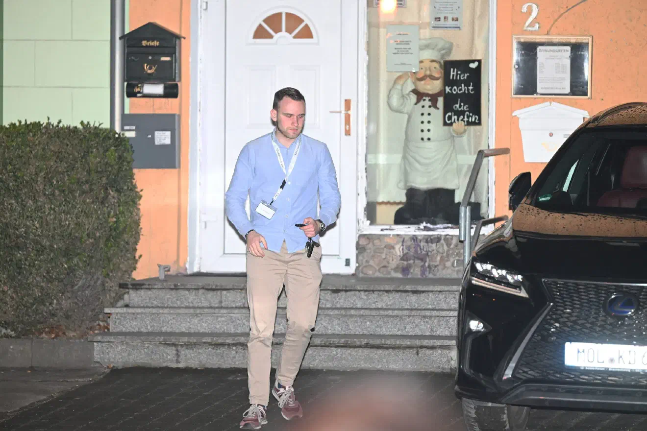 Die Räumlichkeiten bieten nach Eigenangaben Platz für bis zu 150 Personen. Diese Größenordnung dürfte die AfD-Jugendorganisation an diesem Abend nicht erreicht haben. Insgesamt waren etwa 90 Personen vor Ort. Auffällig dabei war die große Anzahl älterer Semester, die zu der Veranstaltung der Jugendorganisation erschienen. Dass die JA die Veranstaltung auch als Werbeveranstaltung nutzte, welche insbesondere auch dazu diente um finanzielle Unterstützung zu erhalten, zeigte sich deutlich an den ausgelegten Werbe-Materialien sowie dem Ticketpreis von 35€.