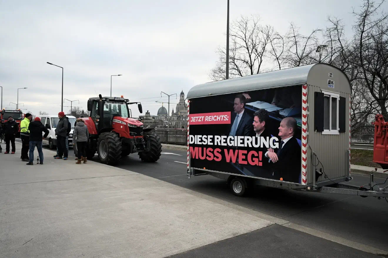 Auch zahlreiche Handwerksbetriebe schlossen sich den bundesweiten Protesten an. So auch in Dresden. Bereits in den frühen Morgenstunden positionierten sich Betriebe mit ihren Fahrzeugen in unmittelbarer Nähe zur sächsischen Staatskanzlei in Dresden. 