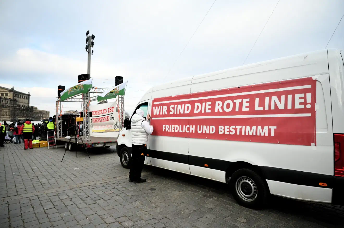 Bereits seit Wochen hatten die extrem rechte Kleinstpartei der "Freien Sachsen" zu "Massenprotesten gegen das Regime" am 08. Januar aufgerufen. Hier ging es grundsätzlich gegen Regierung, gegen Rechtsstaat und Verfasstheit der freiheitlich-demokratischen Grundordnung (fdGO). Daraus machten die Veranstalter:innen im Zuge ihrer Mobilisierung auch kein Geheimnis.