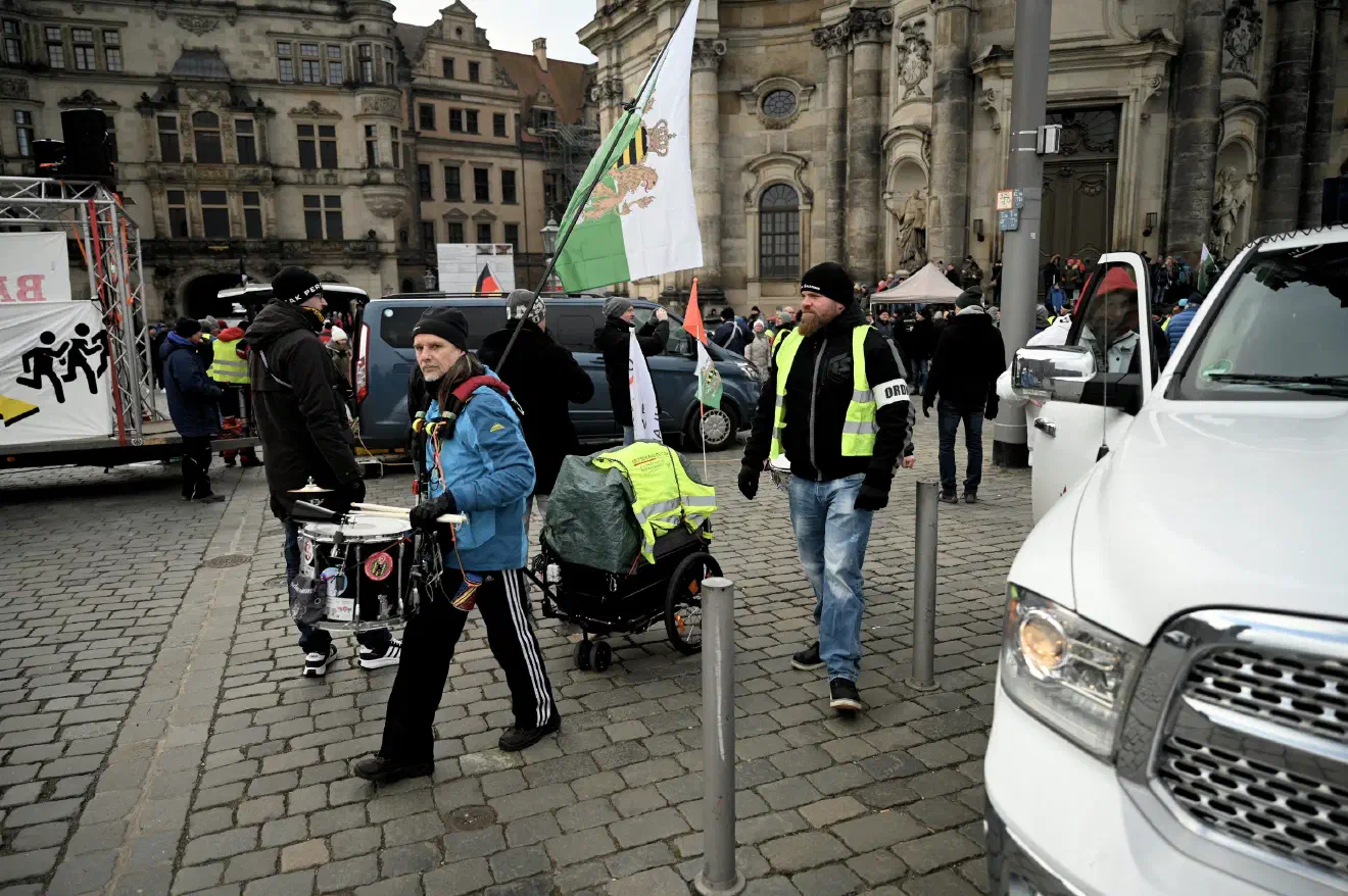 Auch in anderen Städten war die Beteiligung von Neonazis an den Protesten erwartet worden. Dresden sollte dabei der zentrale Anlaufpunkt der Neonaziszene werden. Verschiedene extrem rechte Parteien hatten dazu mobilisiert. Mit Spannung war daher die Beteiligung von Landwirtschafts- und Handwerksbetrieben erwartet worden.