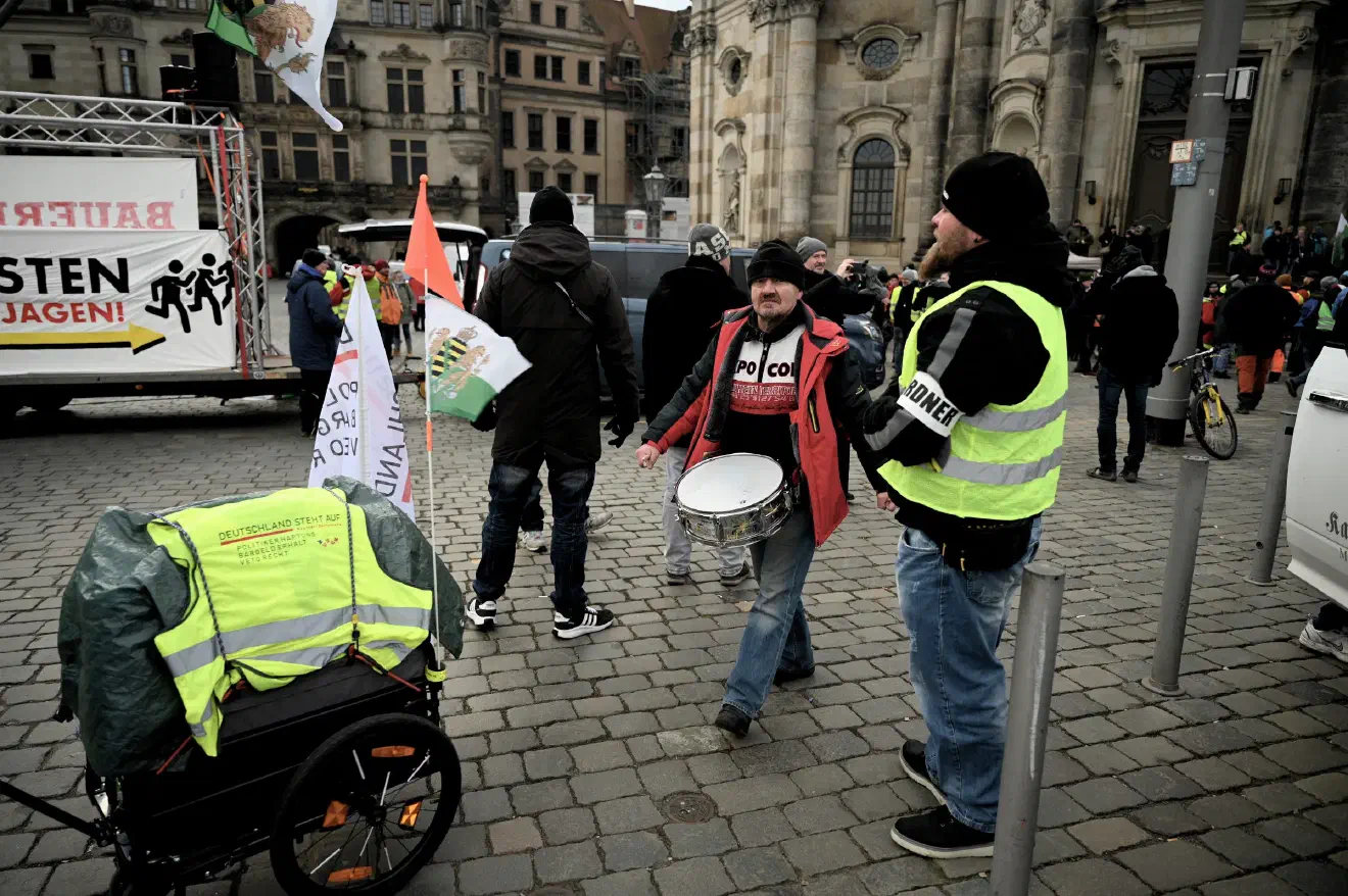 Am Ende schien der große Mobilisierungserfolg sogar die Veranstalter zu erstaunen. Nach Polizeiangaben schlossen sich mehr als 10.000 Teilnehmende dem Protestgeschehen in Dresden an.