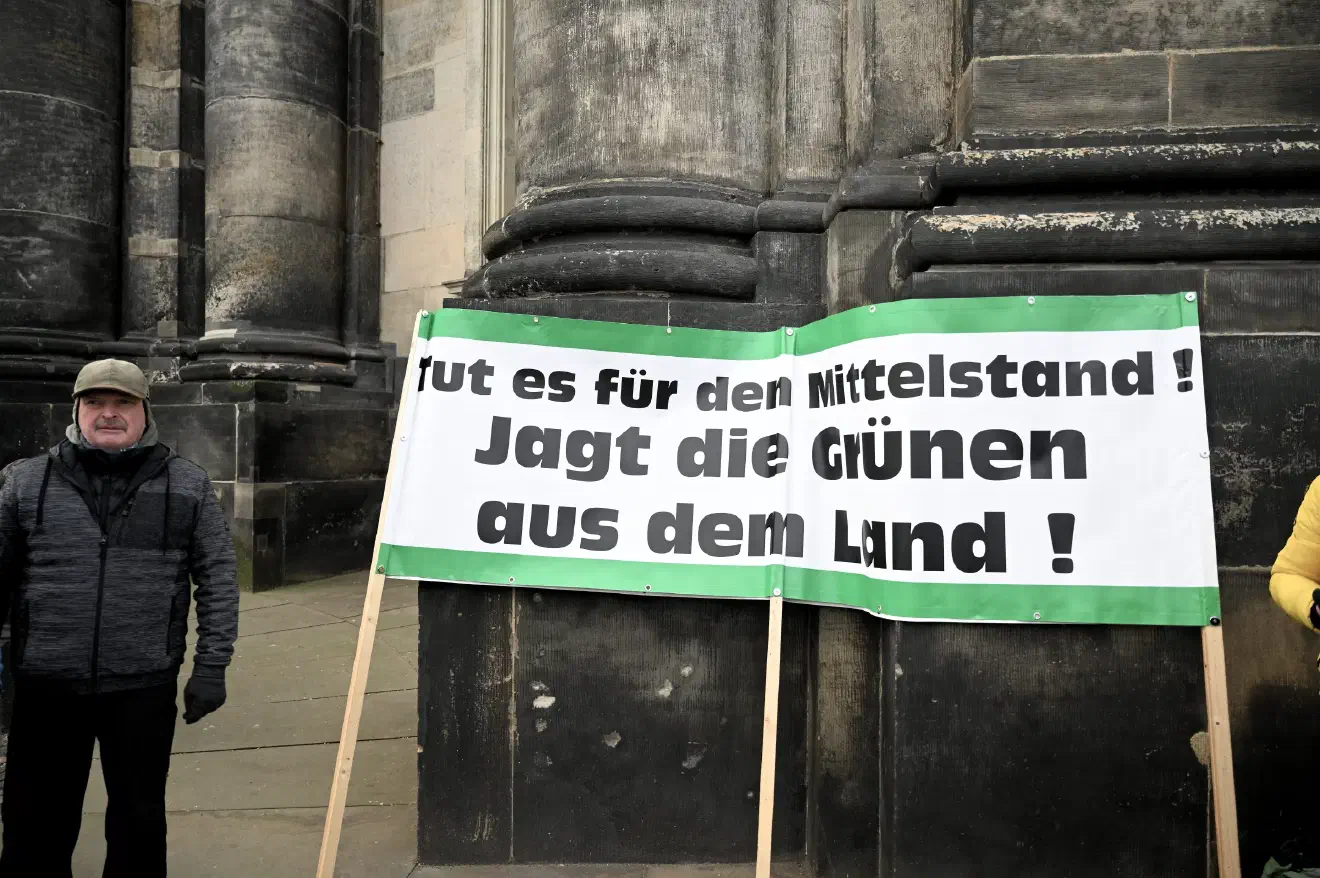 Die unklaren Zahlen der Teilnehmenden ergaben sich auch am Polizeieinsatz selbst. So waren an diesem Tag knapp 460 Polizeibeamte im Einsatz. Ein Großteil sicherte Zufahrtsstraßen gegen mögliche Gegenproteste ab. An der Demonstration selbst befanden sich lediglich eine Handvoll der eingesetzten Polizeikräfte.