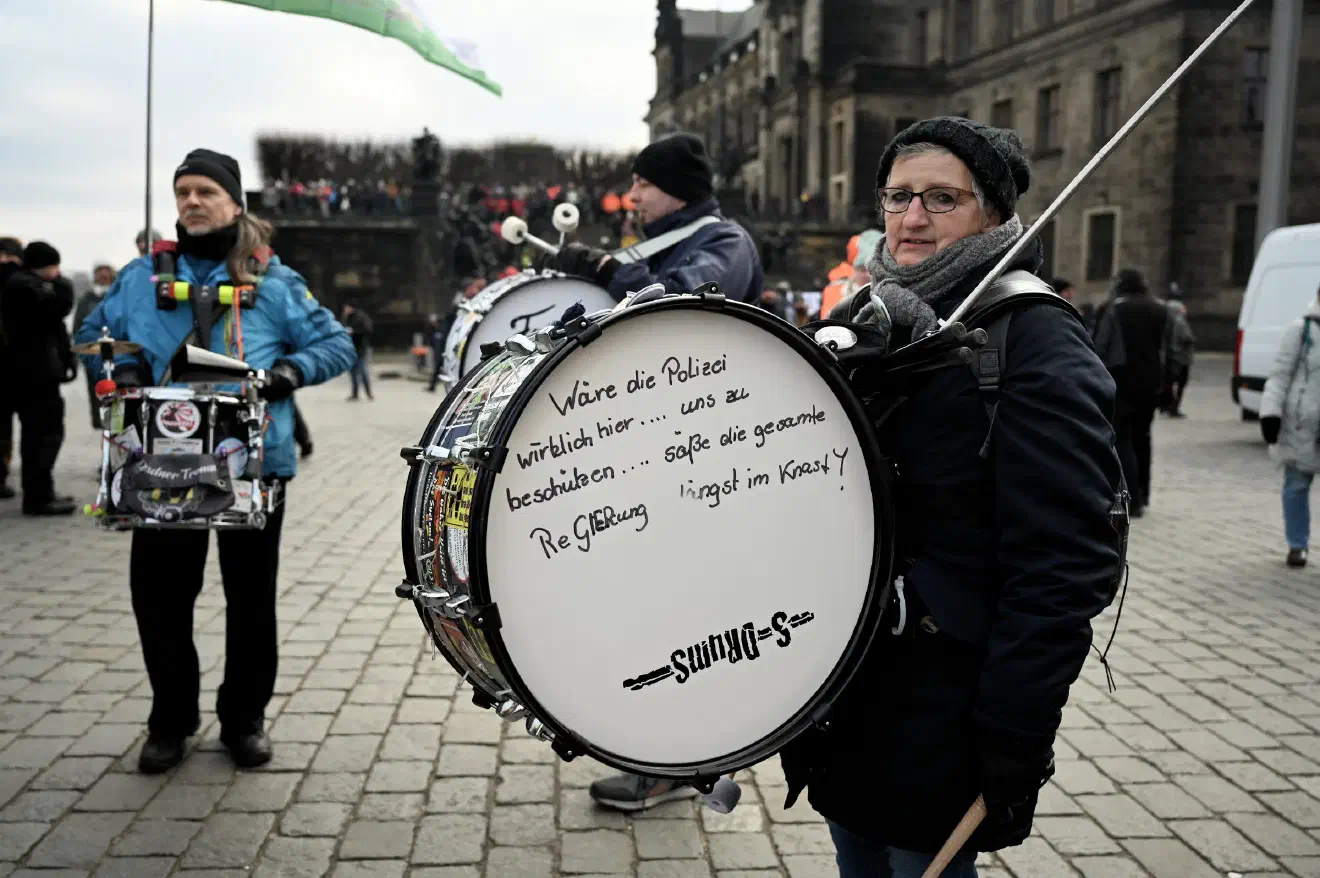 Forderungen nach einem Kampf gegen staatliche Institutionen, die Feindschaft gegen Rechtsstaat und Demokratie waren am vergangenen Montag in Dresden allgegenwärtig. Dies alles unter den Augen der Polizei welche das Demonstrationsgeschehen inklusive zahlreichen Volksverhetzung-Delikte weitestgehend gewähren ließ. 