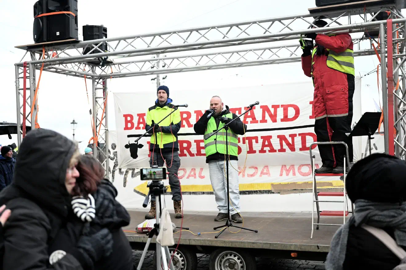 Als Versammlungsleiter agierte Max Schneider von den "Freien Sachsen" (Bildmitte).