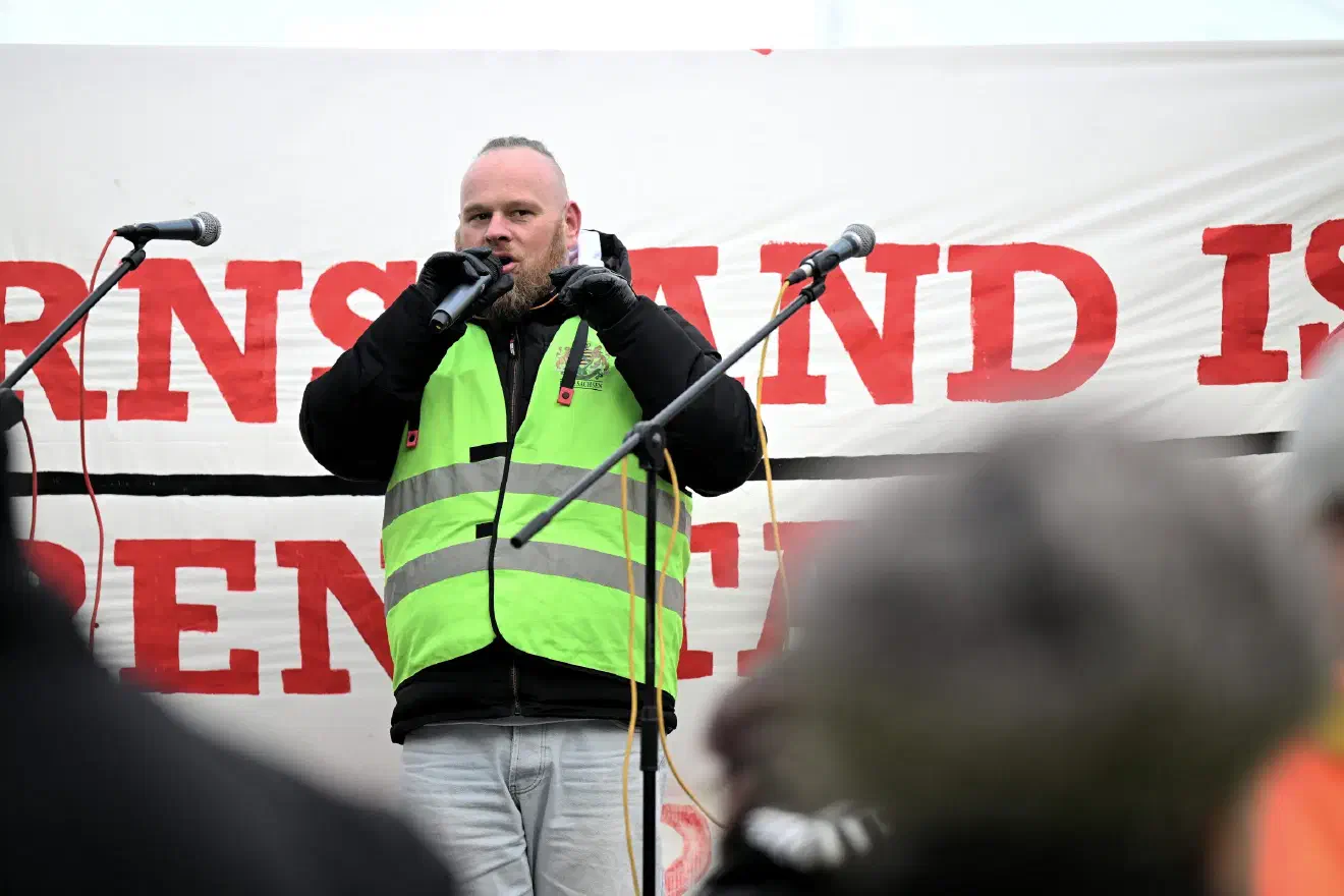 Zuvor war der Gerütbauer Schreiber parteipolitisch bei der NPD aktiv gewesen, bevor er, wie weitere NPD-Aktivist:innen die "Freien Sachsen" für sich entdeckte.