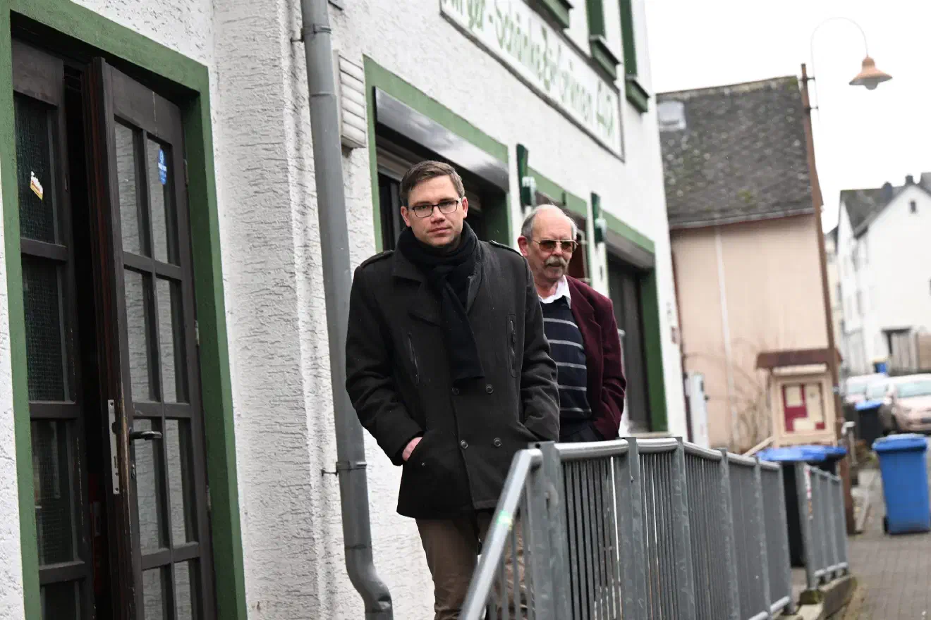 Als eigentlicher Organisator trat dann der hessische Neonazi Thassilo Hantusch (Bildmitte) in Erscheinung. Hantusch ist derzeit auch Landesvorsitzender der Jugendorganisation JN.
