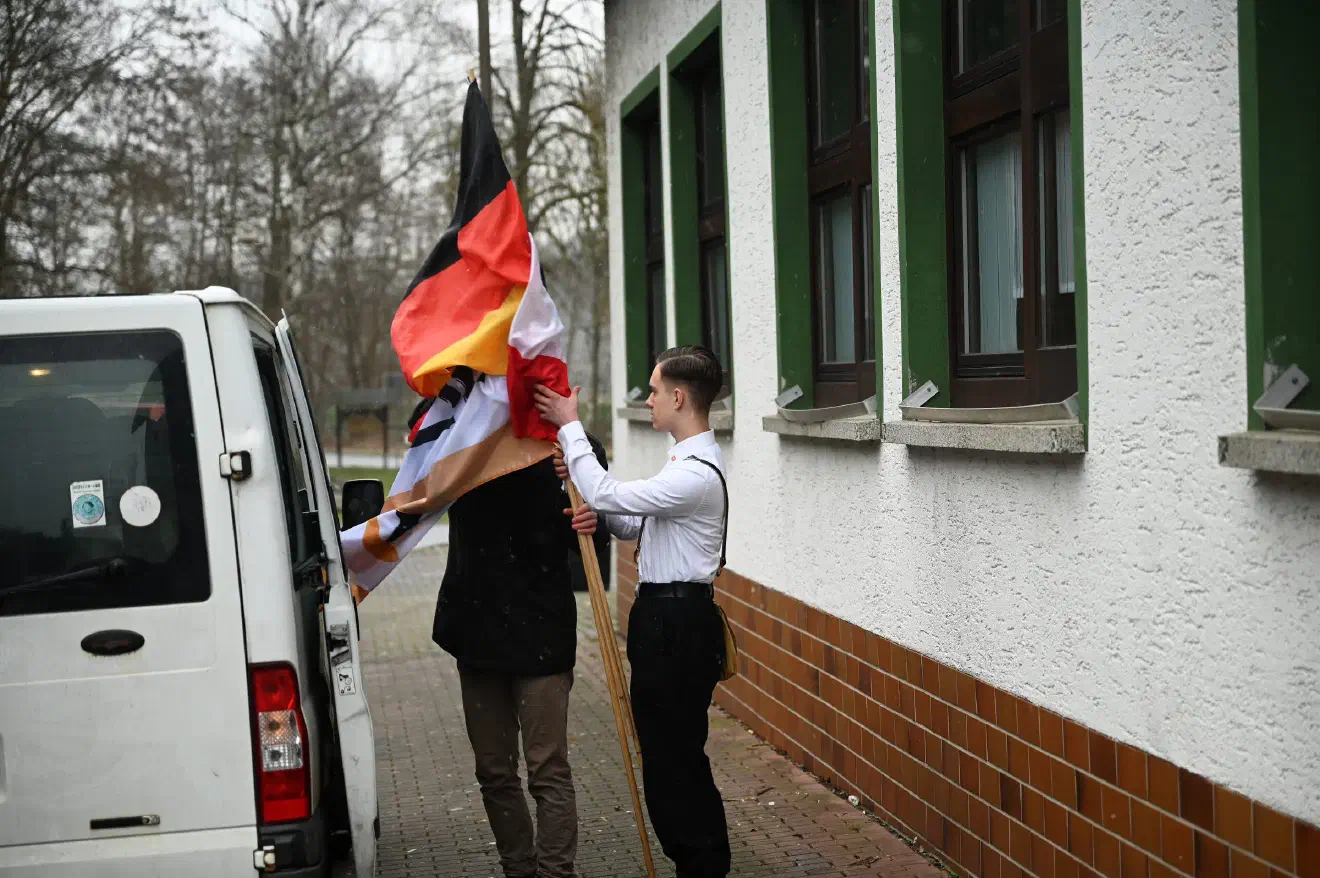 Die Anwesenheit von Beobachter:innen und zweier Pressevertreter missfiel den angereisten Neonazis. Da die Veranstaltung im Vorfeld nicht öffentlich beworben wurde, handele es sich der Vorstellung der Neonazis nach um eine reine Privatveranstaltung. Mit diesem Argument sollten Fotoaufnahmen unterbunden werden.