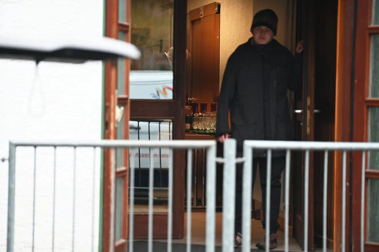 Später fuhr Hantusch noch mit seinem Auto auf die Pressevertreter zu - und deutete an, sie anfahren zu wollen - zum Glück erfolglos, die Fotografen konnten ausweichen. Immer wieder setzen (extrem) Rechte Autos als Waffe gegen vermeintliche Gegner:innen ein. Zuletzt fuhr ein AfD-Mitglied in Henstedt-Ulzburg in eine Kundgebung und verletzte mehrere Menschen schwer.