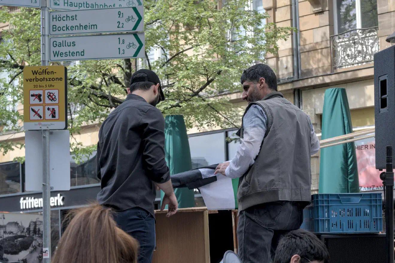 Auch dieses Jahr fand wieder der unter anderem wegen antisemitischer Vorfälle umstrittene Al-Quds-Marsch in Frankfurt am Main statt. Trotz einiger Kritik und Forderungen nach einem Verbot im Vorfeld zogen die Anhänger:innen des islamistischen iranischen Regimes vom Hauptbahnhof zum Roßmarkt.