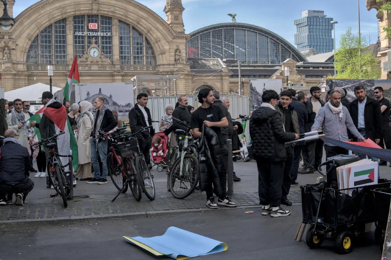 Das Ziel des Mullah-Regimes ist im Rahmen der »Islamischen Revolution« eine Vorherrschaft des Islam weit über das Staatsgebiet des Irans hinaus. Im Zuge dessen unterhält der Iran Beziehungen zu verschiedenen regimetreuen Milizen wie der Hisbollah im Libanon und Syrien oder den Huthis im Jemen. Über diese Milizen nimmt der Iran indirekt an dem Konflikt in und um Israel teil. So werden beispielsweise im Gazastreifen die Hamas und die dem Iran nähere Miliz »Islamischer Dschihad in Palästina« mitfinanziert.