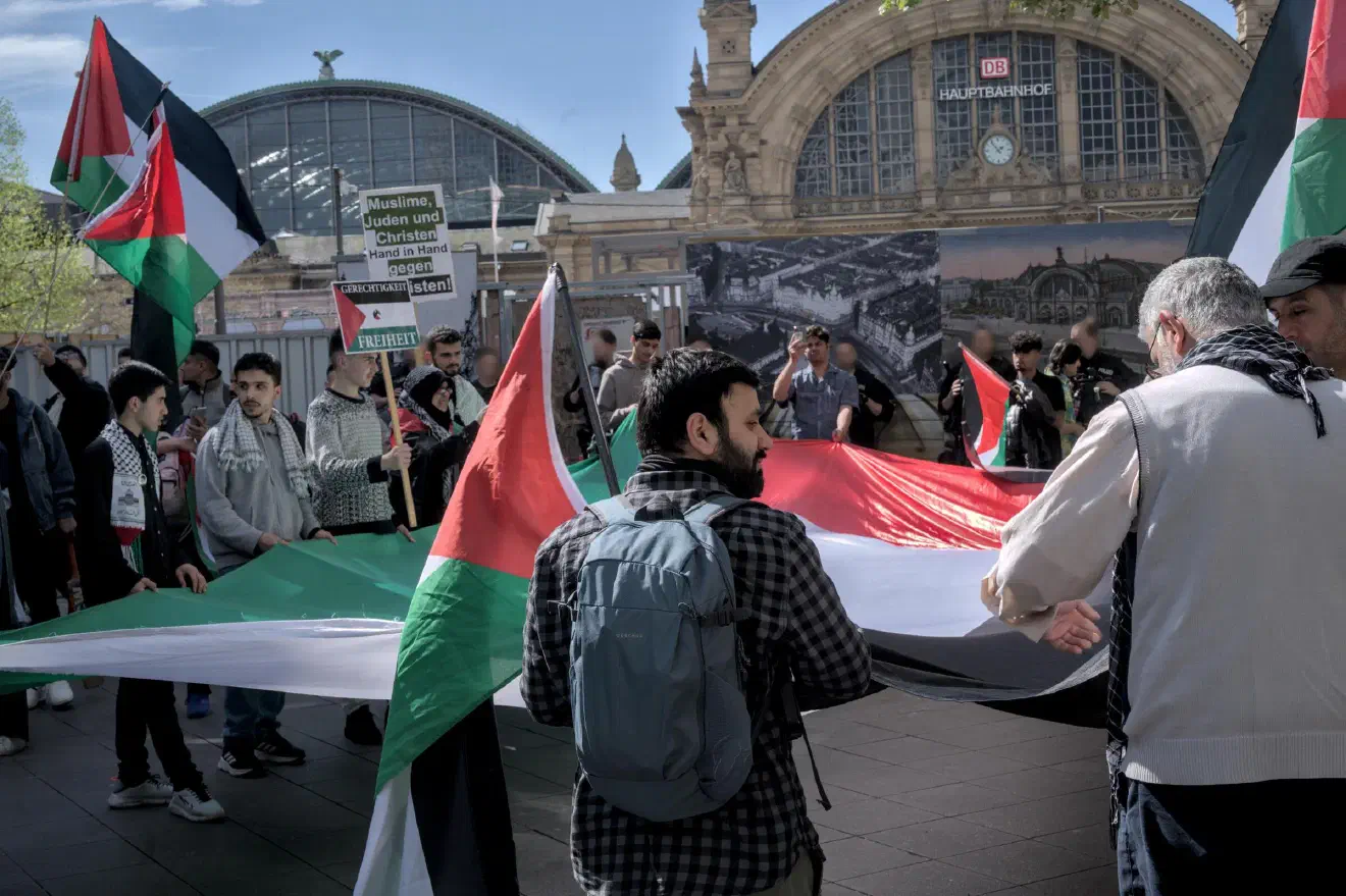 Diese überdimensionale Fahne begleitet die Reisegruppe aus Delmenhorst um Yavuz Özoguz (vorne rechts mit dem Rücken zur Kamera).