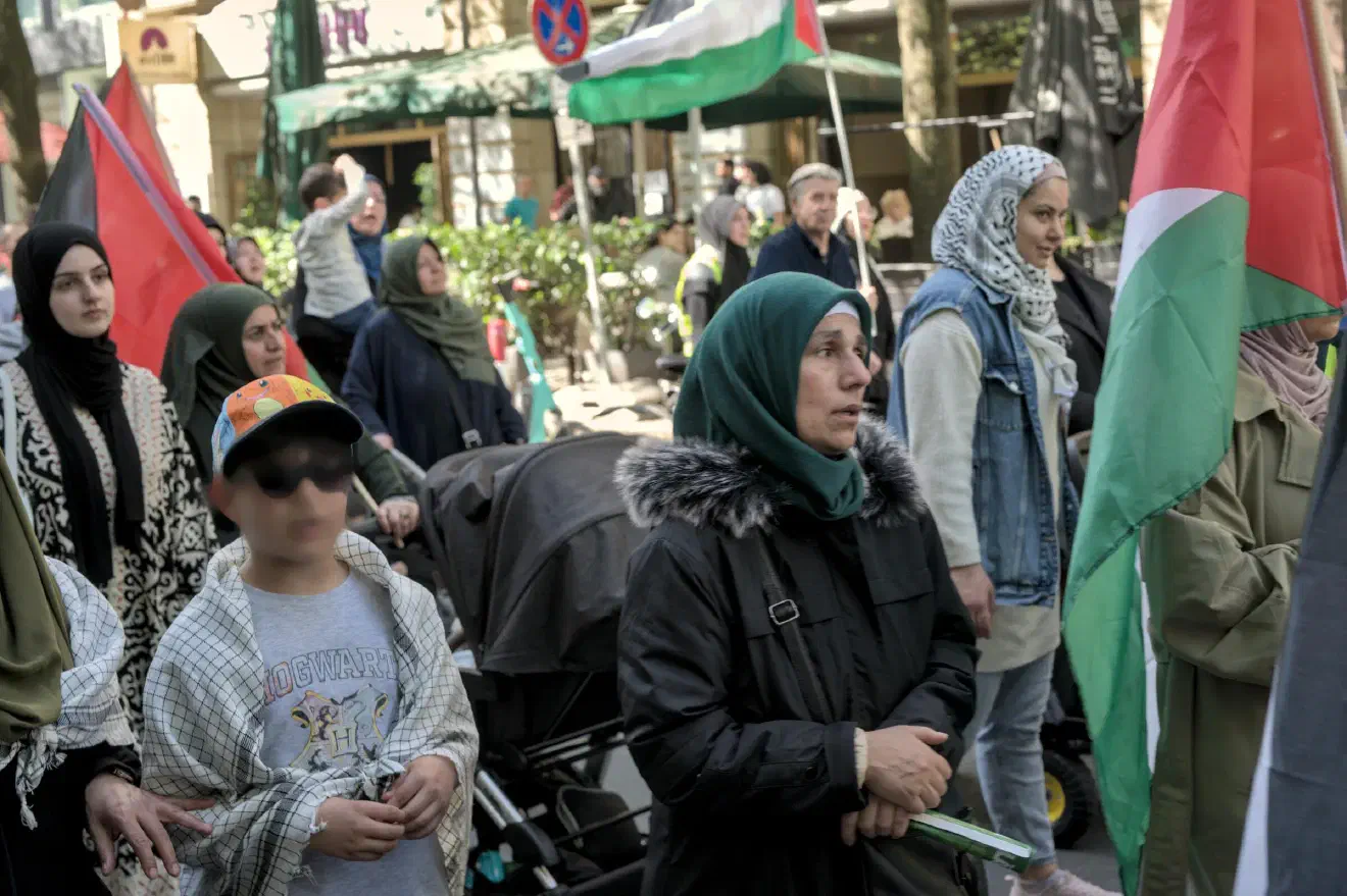 Sichtbar, wenn auch nicht zu 100% eingehalten, ist die Trennung nach Geschlecht im Demonstrationszug. Diese Geschlechtertrennung ist Ausdruck eines patriarchalen, im Islam begründeten Geschlechterverhältnisses. Sie ist die Ursache der massiven Frauenunterdrückung in der islamischen Republik, gegen welche zahlreiche Iraner:innen seit der Ermordung von Jina Amini 2022 demonstrieren.