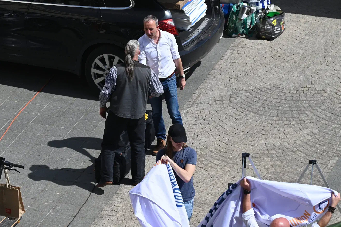 In der Spitze nahmen an der Veranstaltung etwa 250 Personen teil. Schon zu Beginn der nach den Reidebeiträgen angekündigten Podiumsdiskussion sank die Zahl rapide auf etwa 100 Personen. Eine im Vorfeld angekündigte Demonstration um die Innenstadt von Sondershausen wurde dann auch ganz abgesagt.